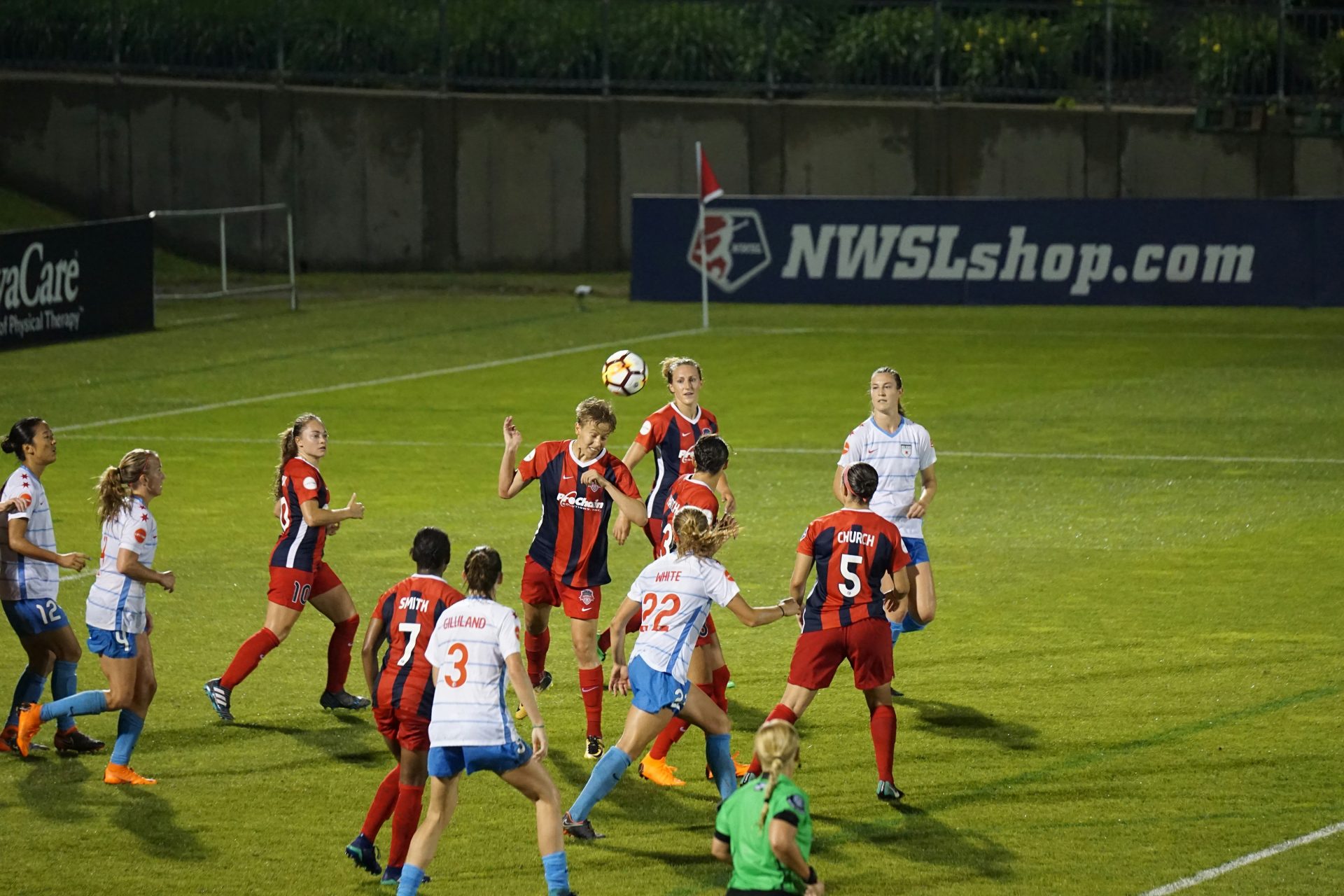 athlète jouant au football sur le terrain