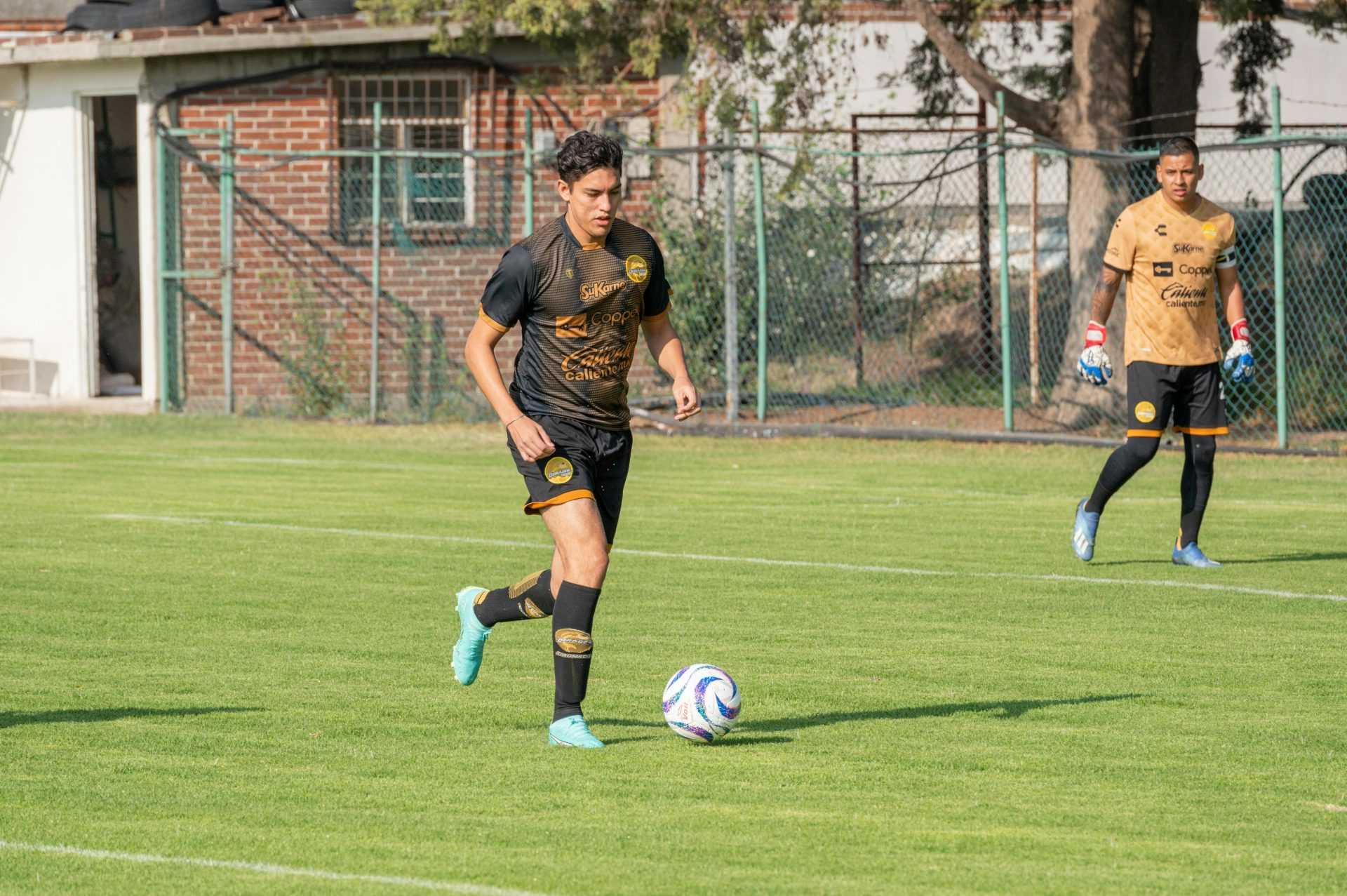 Deux joueurs de football en action lors d'une séance d'entraînement