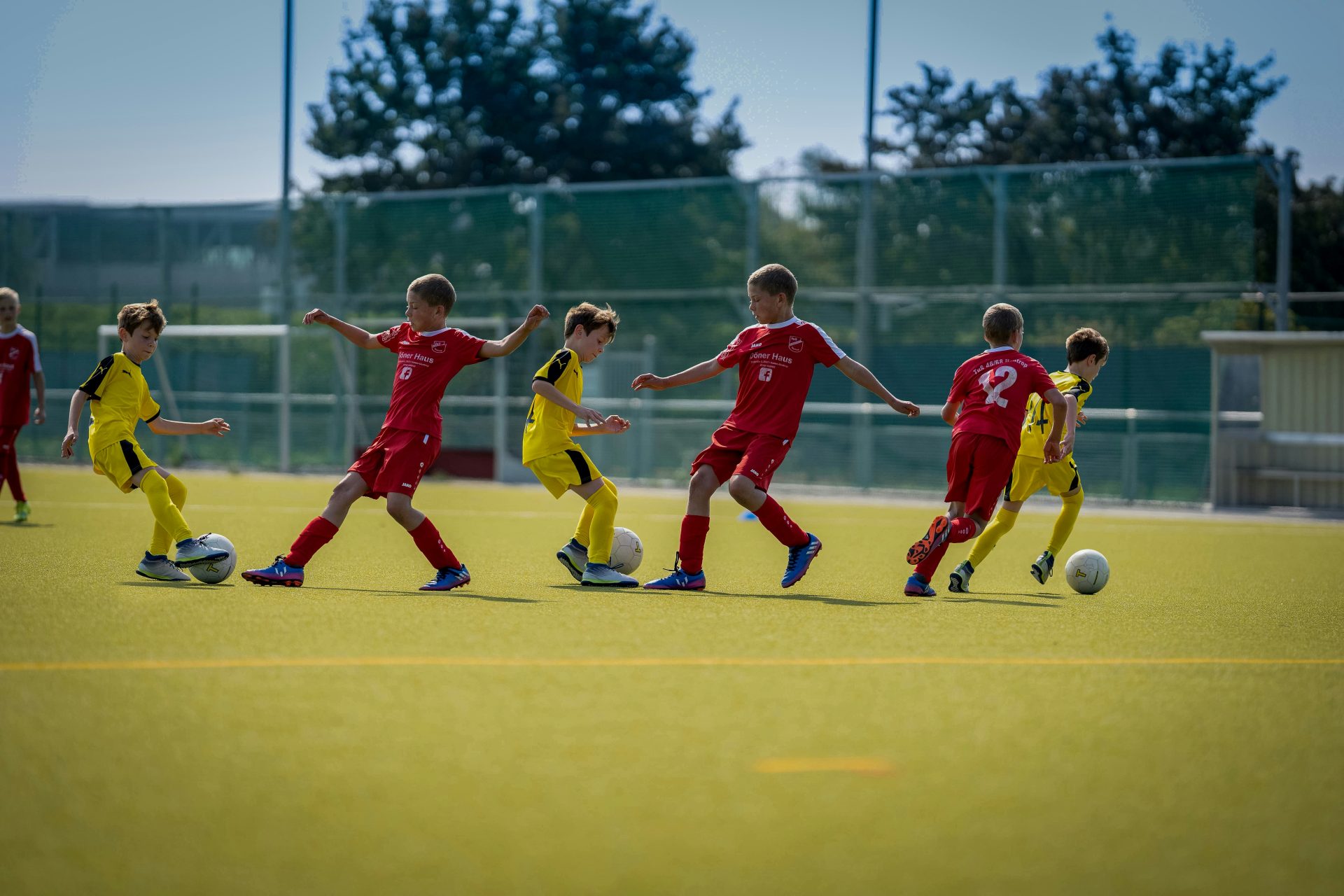 groupe de femmes jouant au football