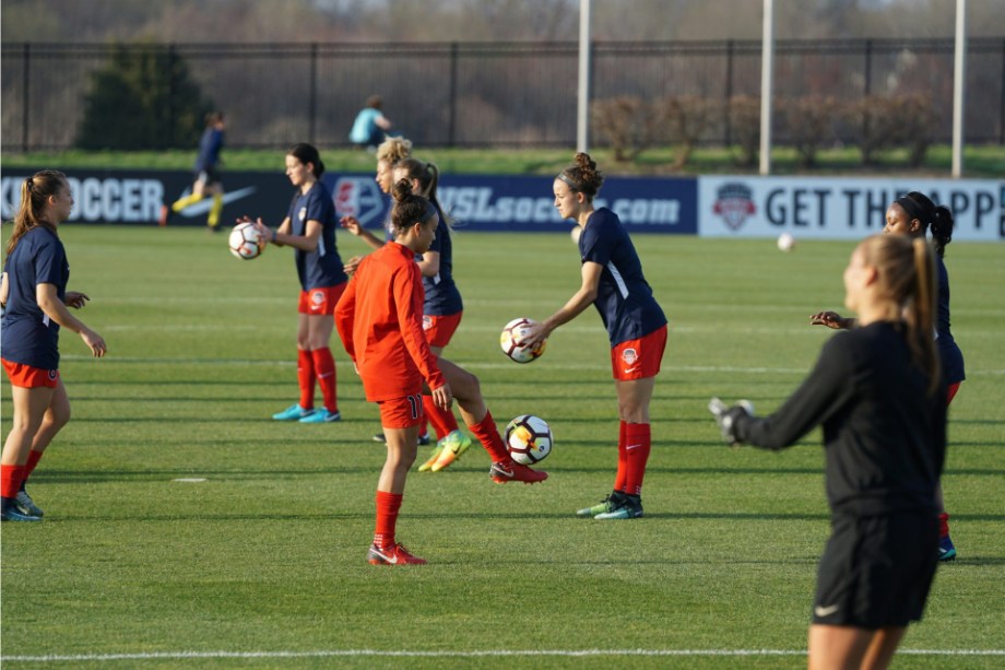 groupe de femmes jouant au football