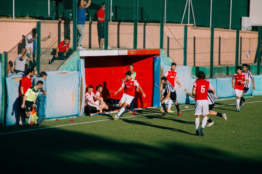 groupe d'hommes jouant au football
