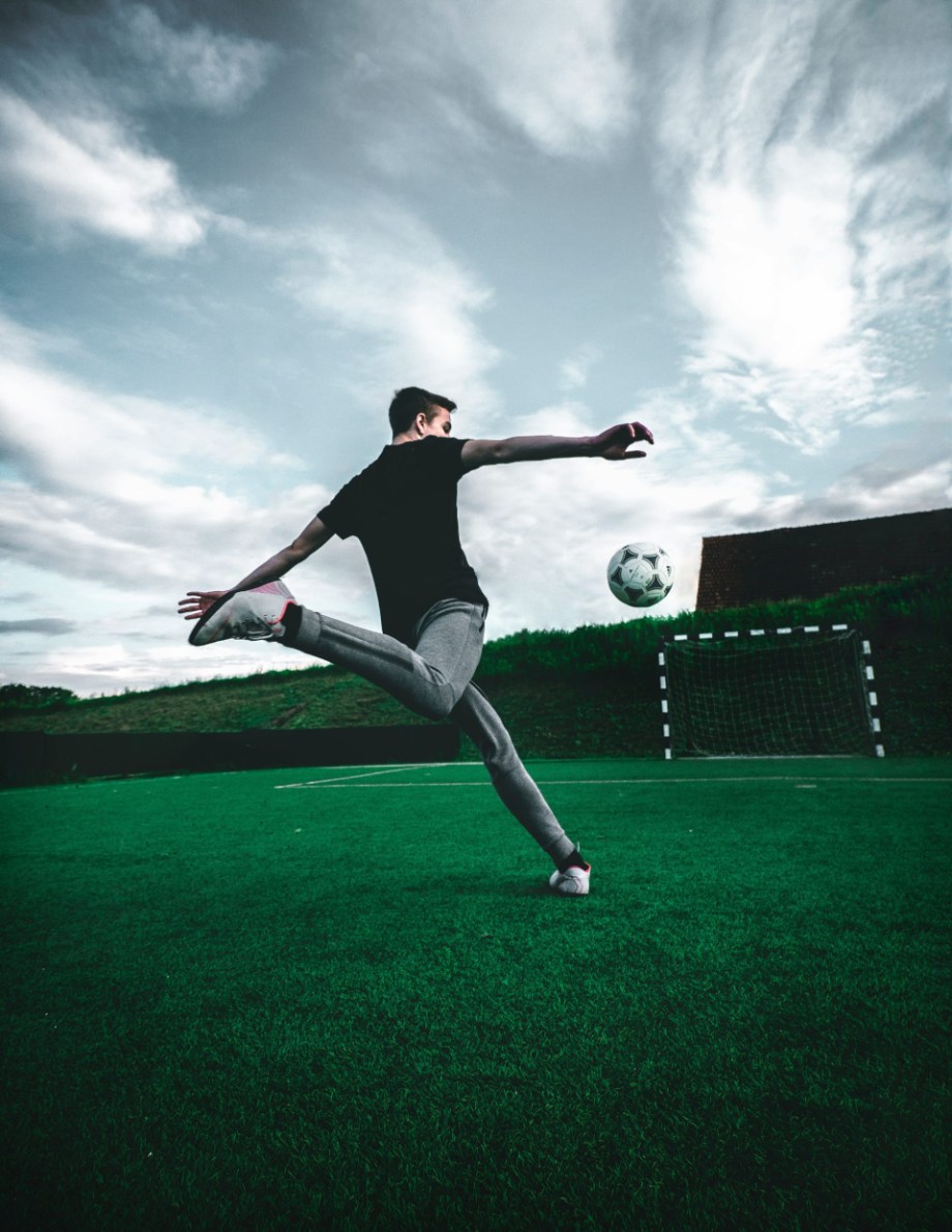 groupe de femmes jouant au football